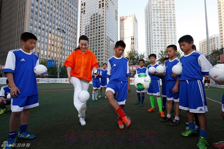 佩兰辅导小学生训练 形象大使谭晶同互动 佩兰辅导小学生训练 形象大使谭晶同互动